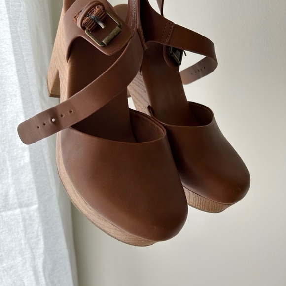 Universal Thread Brown Platform Clogs with Chunky Heel - Picture 2 of 3
